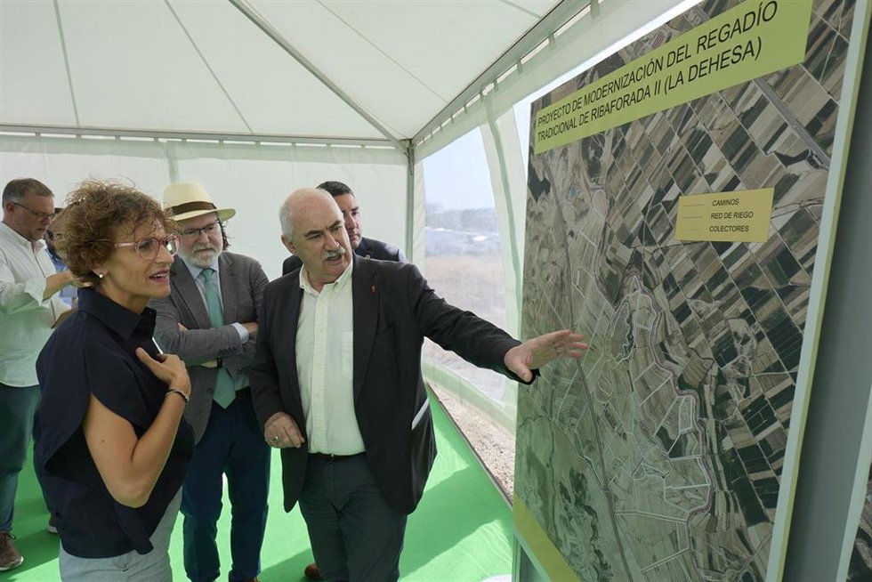 Archivo - La presidenta del Gobierno de Navarra, María Chivite, y el consejero de Desarrollo Rural y Medio Ambiente, José María Aierdi, en una reciente visita a Ribaforada para conocer las mejoras de modernización del regadío ya realizada.