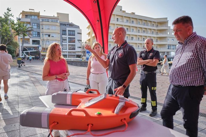 La presidenta del Cabildo de Tenerife, Rosa Dávila, en una demostración del uso de drones acuáticos en El Médano
