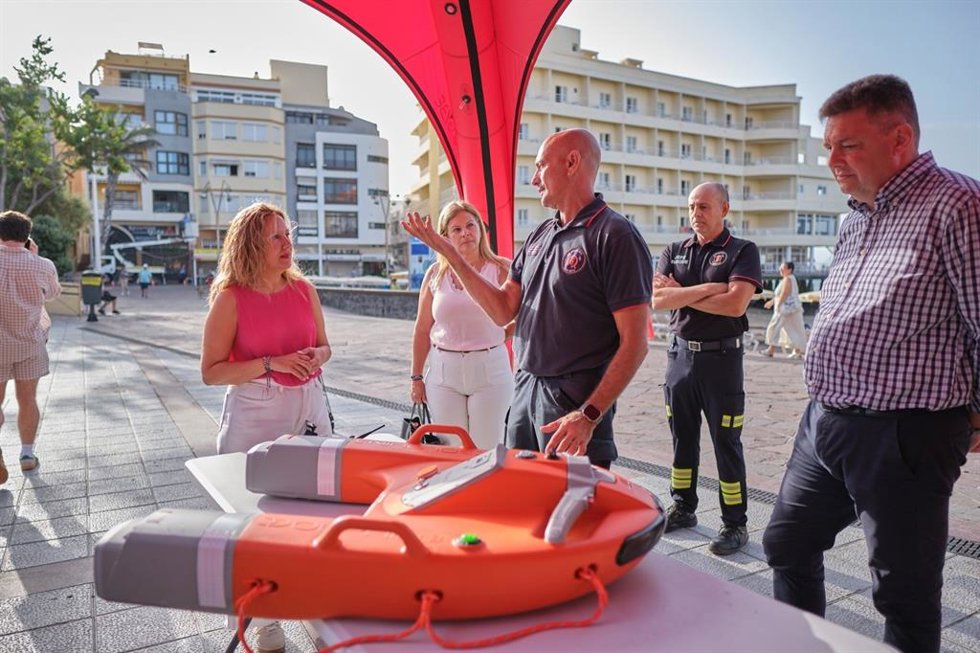 La presidenta del Cabildo de Tenerife, Rosa Dávila, en una demostración del uso de drones acuáticos en El Médano