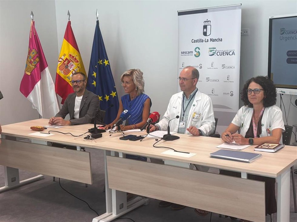 El gerente del Área Integrada de Cuenca, José Antonio Ballesteros, en una rueda de prensa de balance de este aniversario junto a la delegada de la Junta en Cuenca, María Ángeles López.