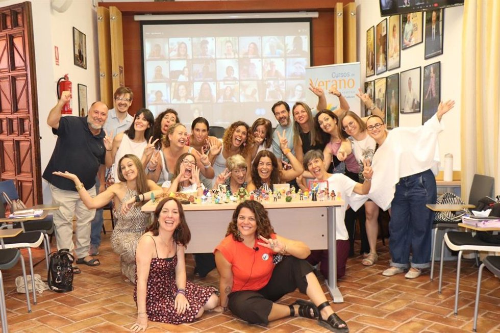 Foto de familia del alumnado de los cursos de verano de la UPO realizados en Carmona