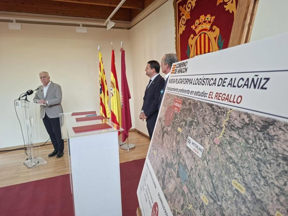El consejero Octavio López ha señalado las ventajas de implantar un nuevo desarrollo logístico en Alcañiz.