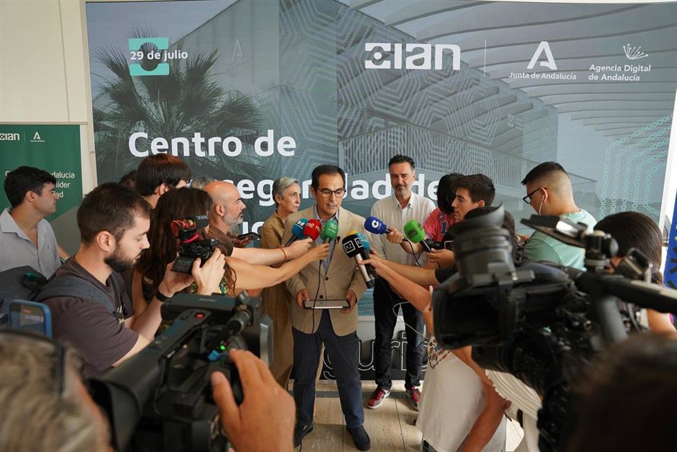 El consejero de Inteligencia Artificial, Desarrollo Digital y Administración Pública, José Antonio Nieto, en declaraciones a los periodistas en Málaga.