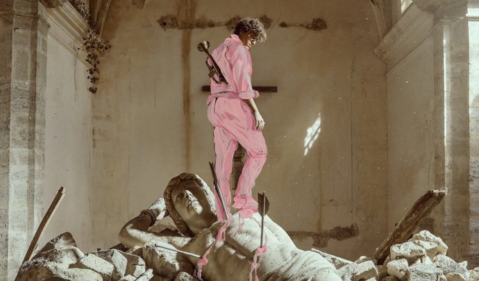 La Bola Negra, de Javier Calvo y Javier Ambrossi, lanza su cartel oficial con Guitarricadelafuente como protagonista