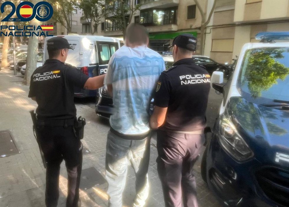 Agentes de la Policía Nacional con el detenido en Playa de Palma.