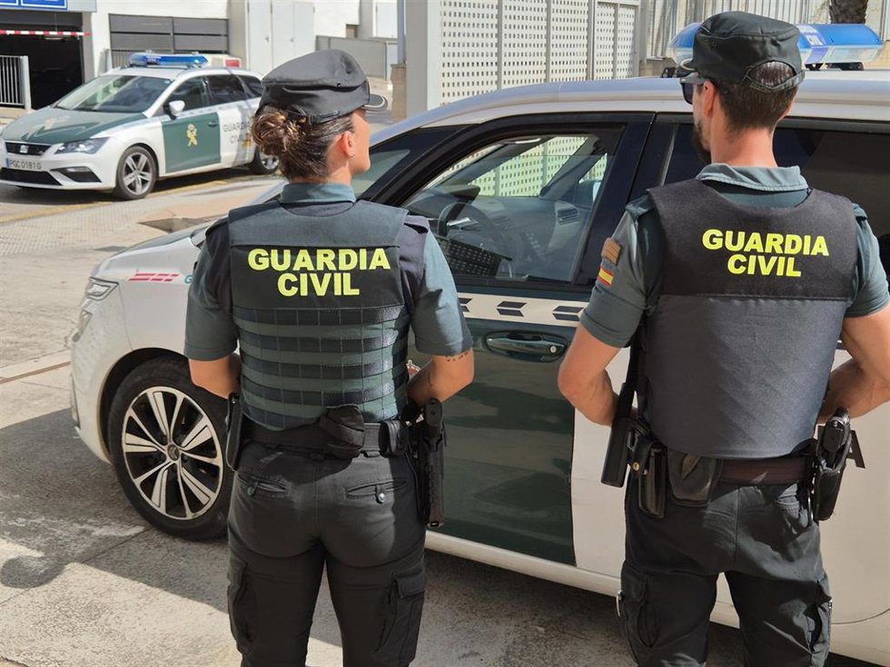 Archivo - La Guardia Civil en la operación en el supermercado de Playa de Muro.