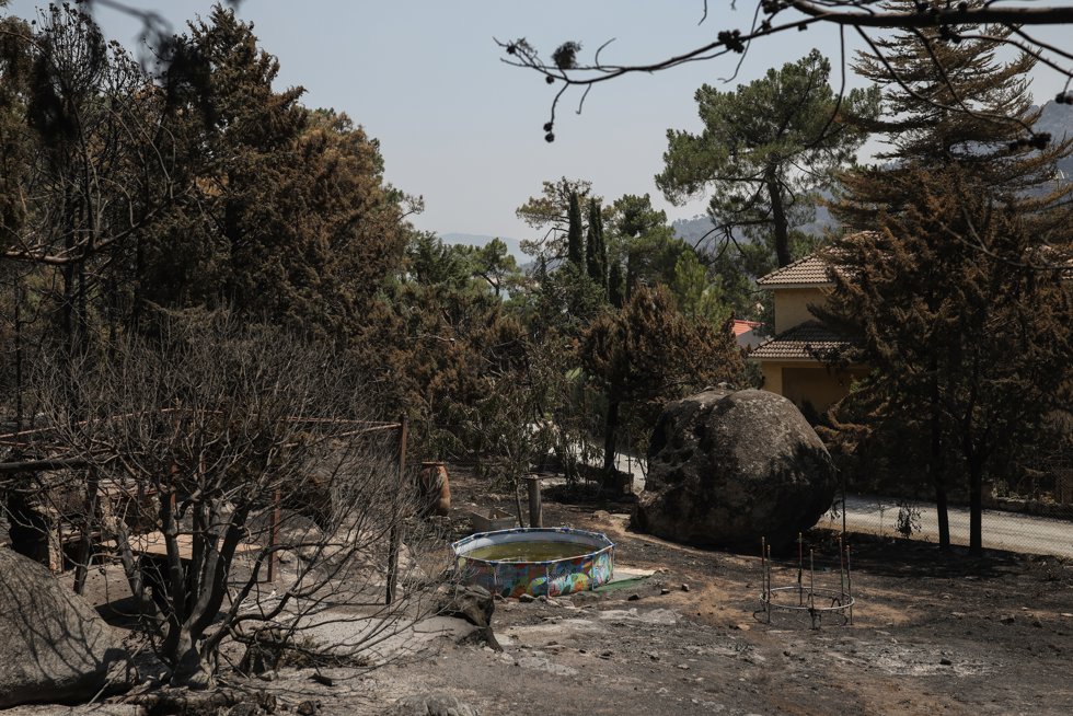 Un jardín calcinado por el incendio forestal a las afueras de Casavieja, a 29 de julio de 2026, en Ávila, Castilla y León (España).