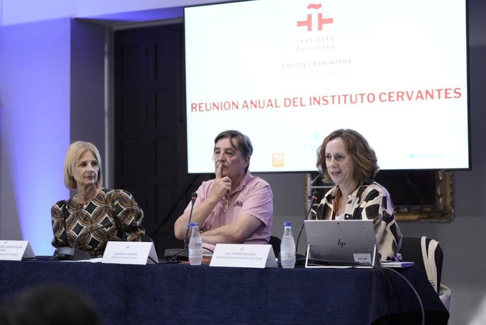 El director del Cervantes, Luis García Montero, y la secretaria general de la institución, Carmen Noguero, y la alcaldesa de Jerez, María José García-Pelayo, en la clausura de la Reunión Anual del Instituto.