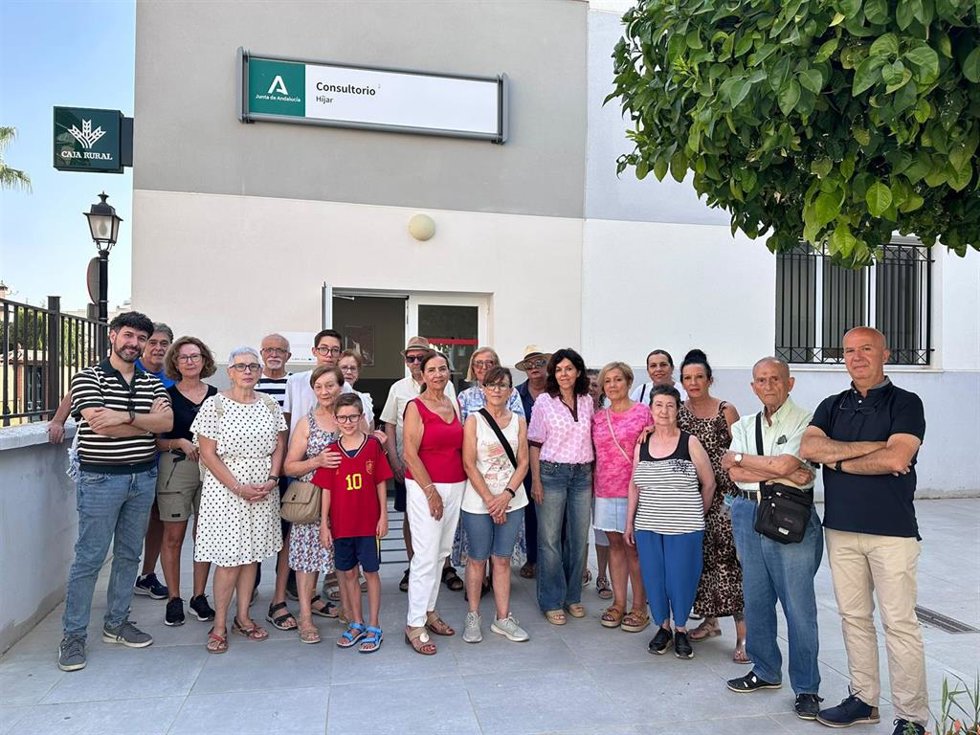 La parlamentaria andaluza del PSOE María Ángeles Prieto a las puertas del consultorio de Híjar (Granada).