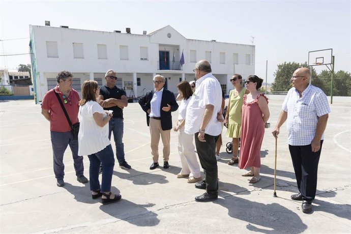 El presidente de la Diputación, Salvador Fuentes (centro), visita el patio de Educación Infantil en el CEIP Genil de La Montiela en Santaella.