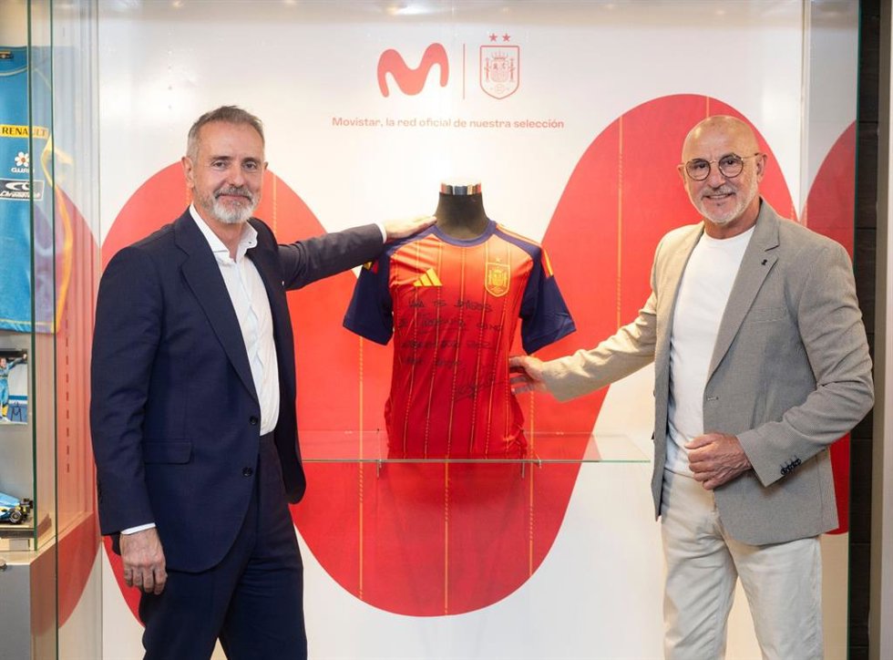 El presidente de Telefónica, Marc Murtra, y el seleccionador nacional de fútbol, Luis de la Fuente, posan con la camiseta del Mundial de 2026 que ha donado la RFEF a la compañía de telecomunicaciones para su museo.