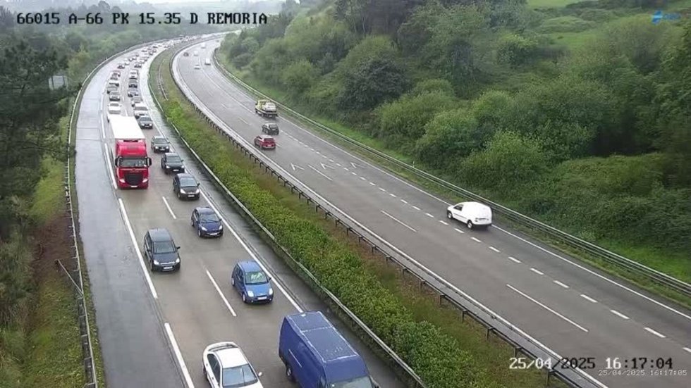 Archivo - TRáfico lento por accidentes en la Autopista A-66 en el km 15,50 en sentido a Gijón.