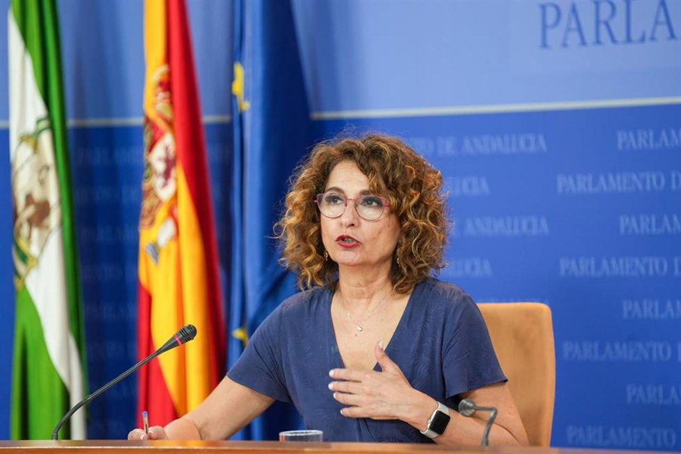 La secretaria general del PSOE-A y portavoz del Grupo Parlamentario Socialista, María Jesús Montero, ofrece una rueda de prensa en el Parlamento. (Foto de archivo).