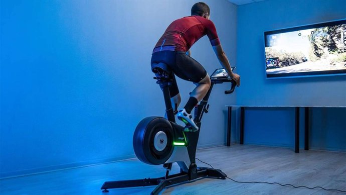 La Smart Bike Pro 8000, el buque insignia de Behumax en el ciclismo indoor