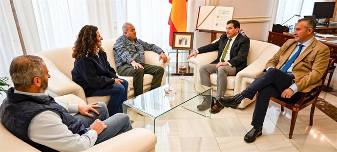 Reunión entre el presidente de la Diputación de Ciudad Real, Miguel Ángel Valverde, y la viuda y los hijos de Manuel Herrera Piña.