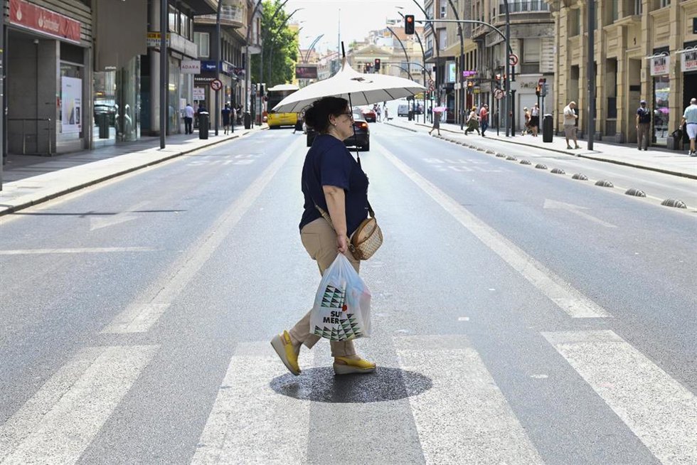 Una persona camina por la calle, a 22 de julio de 2026, en Murcia, Región de Murcia (España).  La Agencia Estatal de Meteorología (Aemet) ha establecido aviso naranja en toda la Región de Murcia desde las 13.00 hasta las 21.00 horas por altas temperaturas
