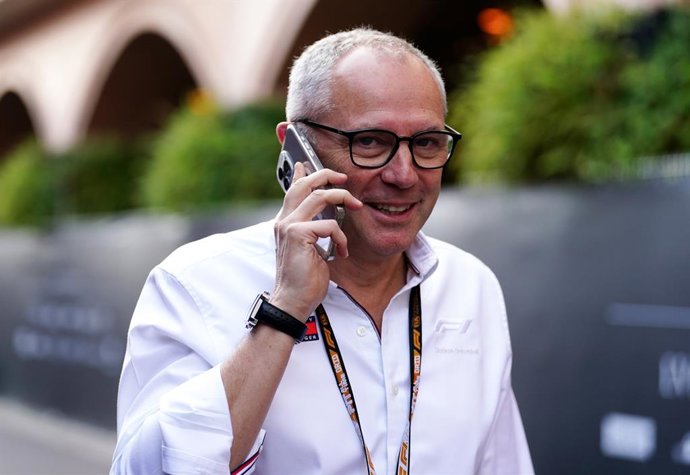 Archivo - FILED - 24 May 2025, Monaco, Monte Carlo: Stefano Domenicali, CEO of Formula 1, talks on his smartphone before free practice at the Circuit de Monaco in Monte Carlo. Photo: David Davies/PA Wire/dpa