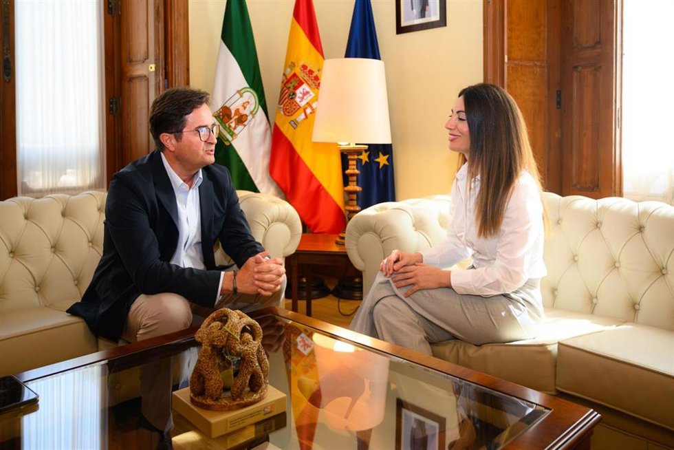 El delegado de la Junta de Andalucía en Almería, Francisco Góngora, y la presidenta de la Autoridad Portuaria de Almería, Rosario Soto, durante la reunión institucional y de trabajo.