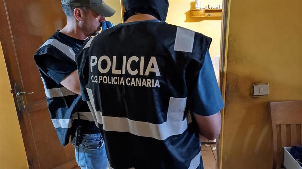 Agentes de la Policía Autonómica durante la Operación Panmesh en Las Palmas de Gran Canaria