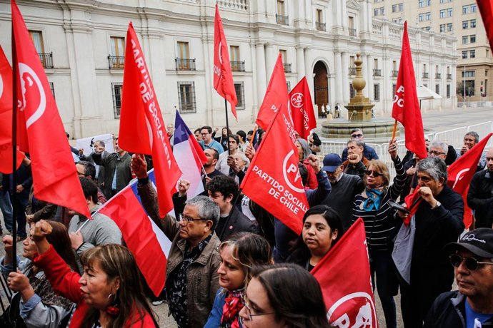 Santiago, 19 de Abril de 2026.  Miembros de la mesa directiva, parlamentarios y militantes del partido y la juventud del Partido Socialista de Chile colocan una ofrenda floral en el monumento del presidente Salvador Allende con motivo de conmemorar los
