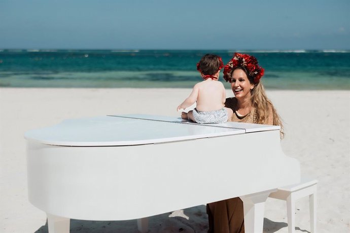 María Toledo, al piano