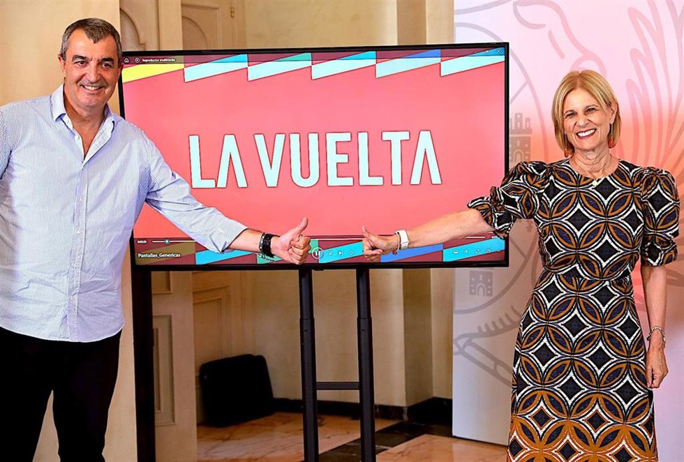 La alcaldesa de Jerez, María José García-Pelayo, con el director de La Vuelta, Javier Guillén.