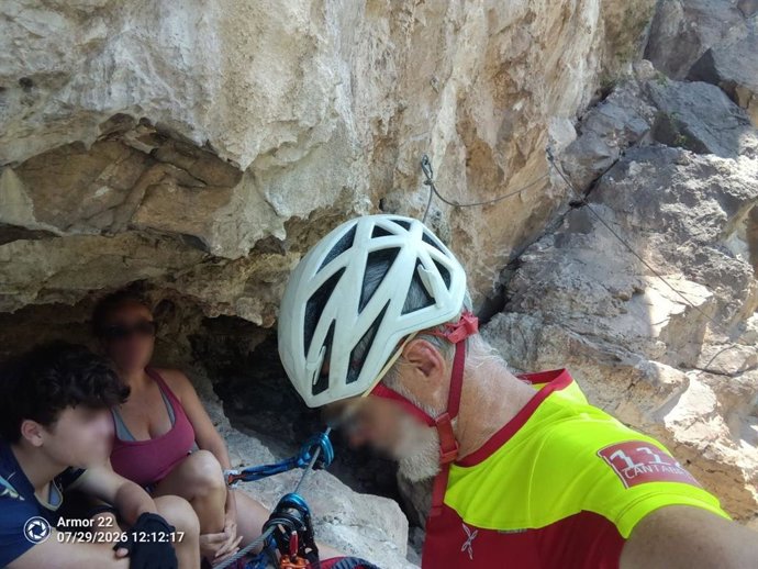 Imagen del rescate a una madre y su hijo, de nacionalidad francesa, enriscados en la Vía Ferrata de la Hermida