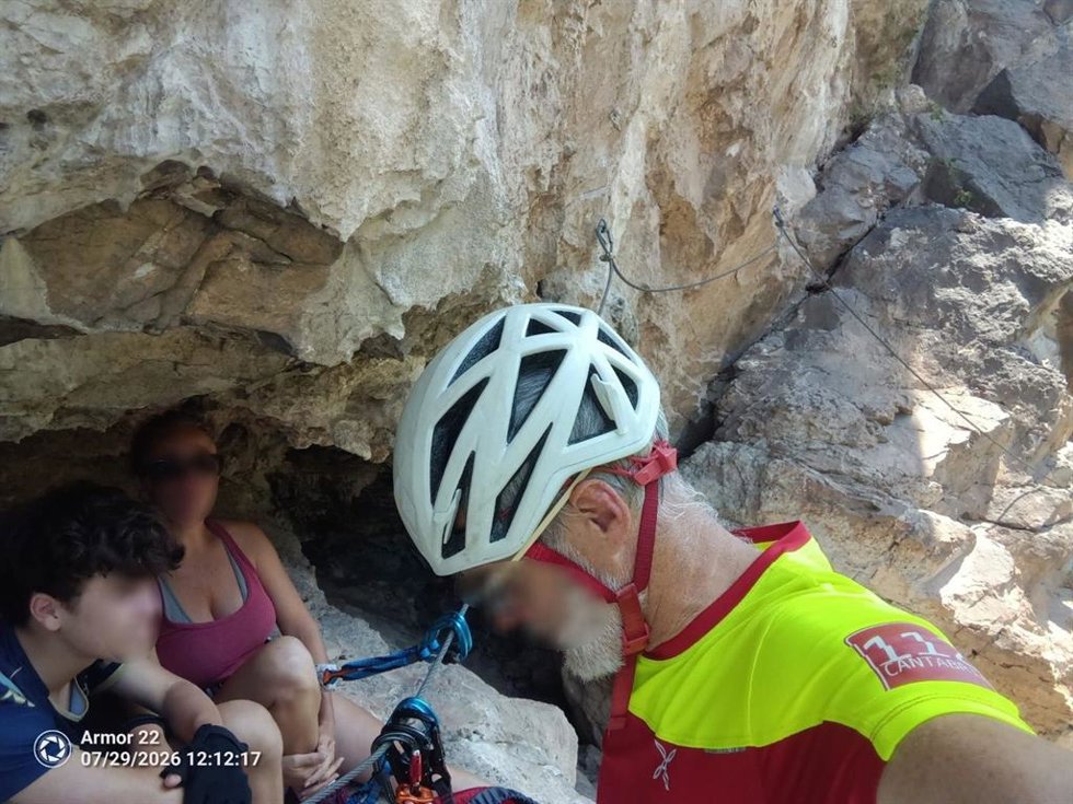 Imagen del rescate a una madre y su hijo, de nacionalidad francesa, enriscados en la Vía Ferrata de la Hermida