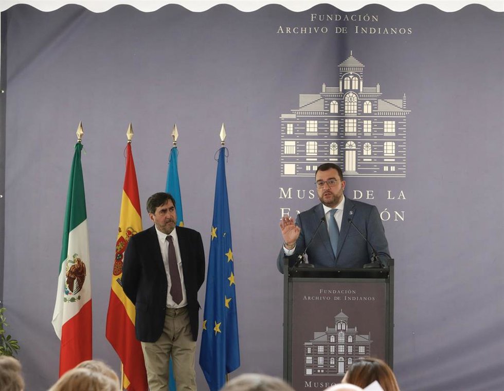 El presidente del Principado, Adrián Barbón, interviene en el interviene en el VIII Encuentro Hispano-Americano de Colombres, junto al director gerente de la Fundación Archivo de Indianos-Museo de la Emigración, Santiago González Romero.