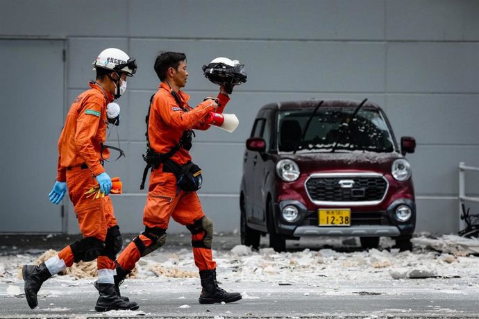 Bomberos trabajan en el exterior del dañado AEON Mall Kumamoto, un importante complejo comercial en la localidad de Kashima, prefectura de Kumamoto.