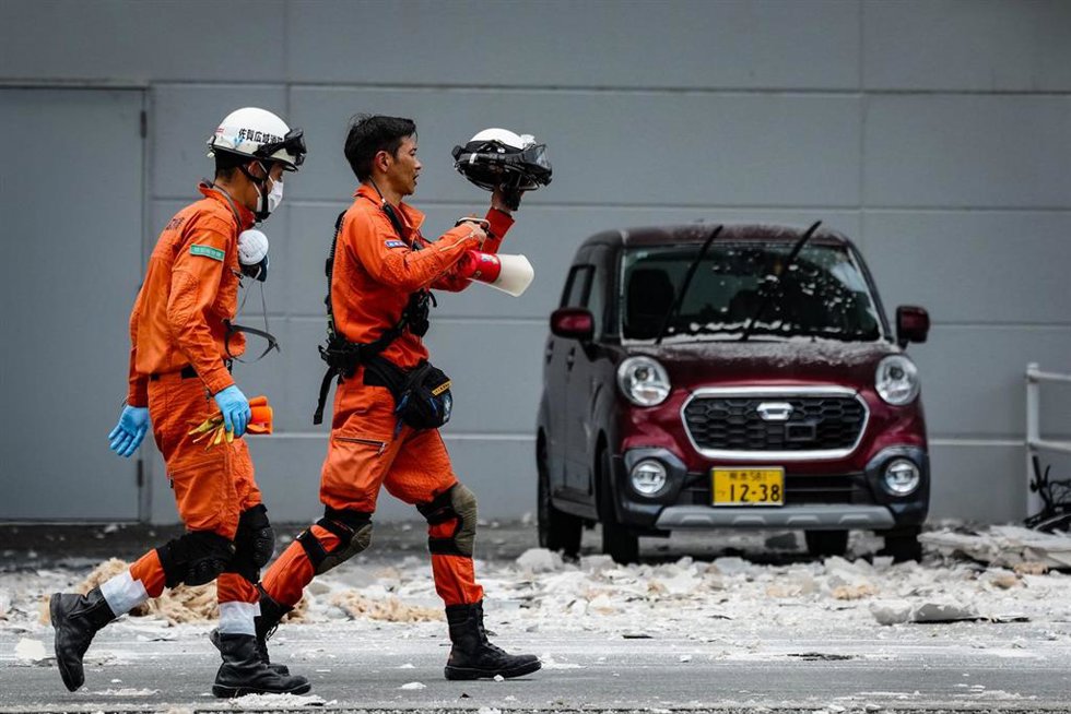 Bomberos trabajan en el exterior del dañado AEON Mall Kumamoto, un importante complejo comercial en la localidad de Kashima, prefectura de Kumamoto.