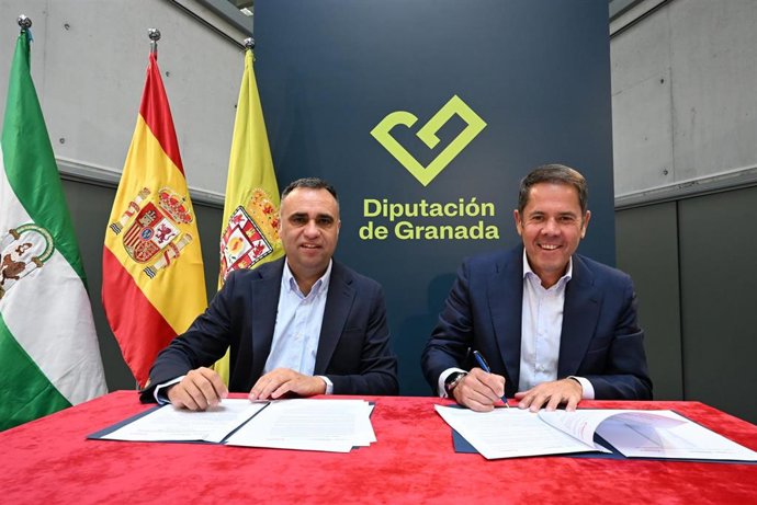 El presidente de la Diputación de Granada, Francis Rodríguez, y el presidente de la Cámara de Comercio de Granada, Gerardo Cuerva.