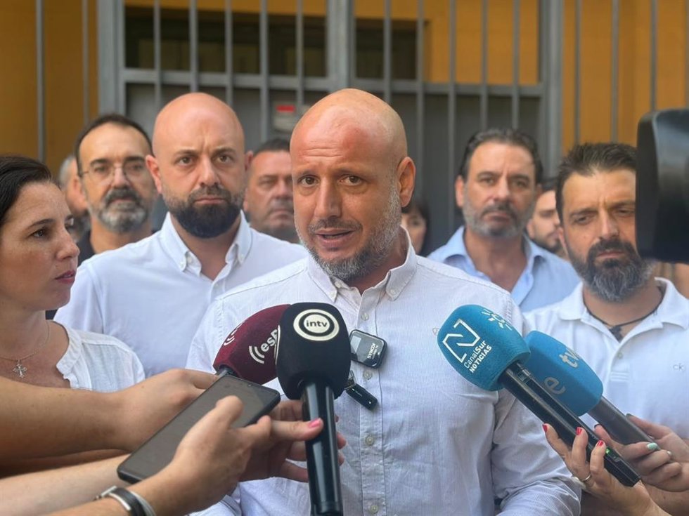 El portavoz adjunto de Vox en el Parlamento de Andalucía y portavoz nacional de Trabajo y Campo, Rodrigo Alonso, atiende a los medios en Almería.