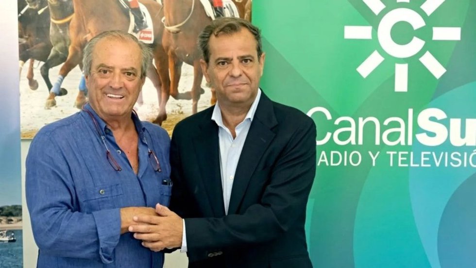 El director general de la RTVA, Juande Mellado, y el presidente de la Real Sociedad de Carreras de Caballos de Sanlúcar, Rafael Hidalgo, tras la firma del convenio.