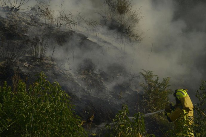 Bombero trabaja en las tareas de extinción del incendio forestal de Ribas de Sil, a 12 de julio de 2026, en Ribas de Sil, Lugo, Galicia (España).