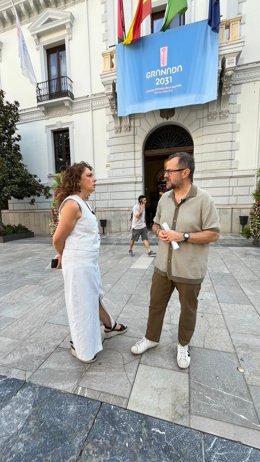 Los concejales socialistas de Granada Raquel Ruz y Juanjo Ibáñez.