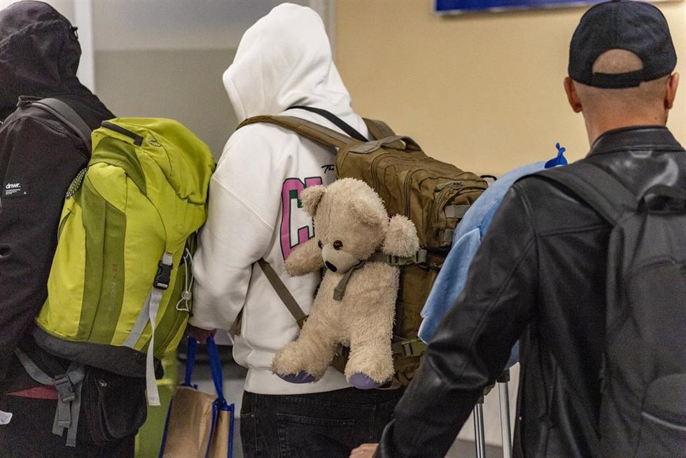 Archivo - Una persona migrante llegada a Ceuta con una mochila y un peluche.