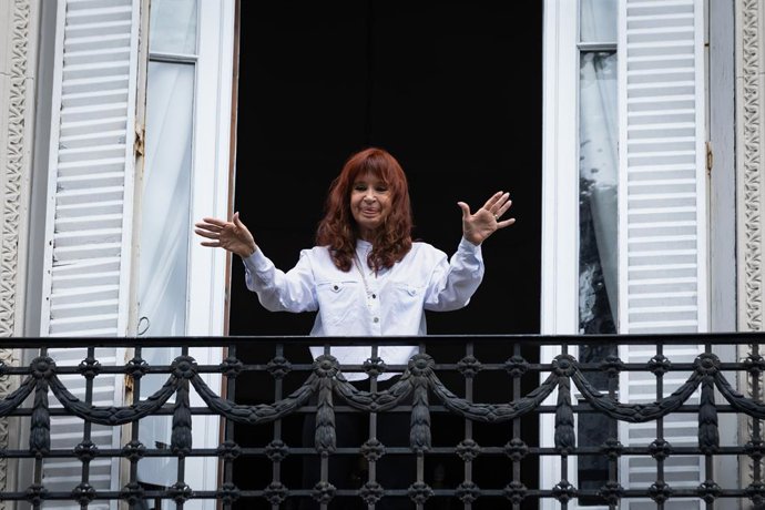 Archivo - March 17, 2026, Buenos Aires, Buenos Aires, Argentina: Former President Cristina Fernández de Kirchner greets her supporters from the balcony of her home, where she is under house arrest after testifying in federal court in the trial in which sh