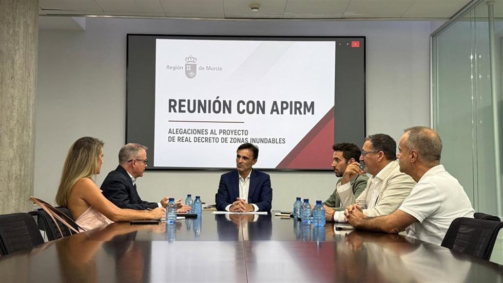 El consejero de Infraestructuras y Desarrollo Territorial, Jorge García Montoro, junto al presidente de APIRM, José Ramón Blázquez