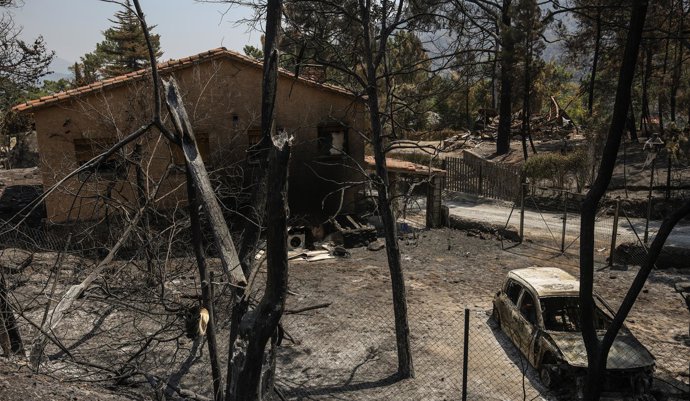 Una casa y un coche calcinados por el incendio forestal a las afueras de Casavieja 