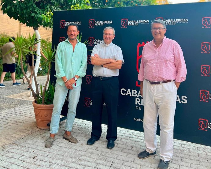 Joaquín Alberto Nieva (centro), entre Javier Gómez y Rafael Blanco, durante su visita a Caballerizas Reales.