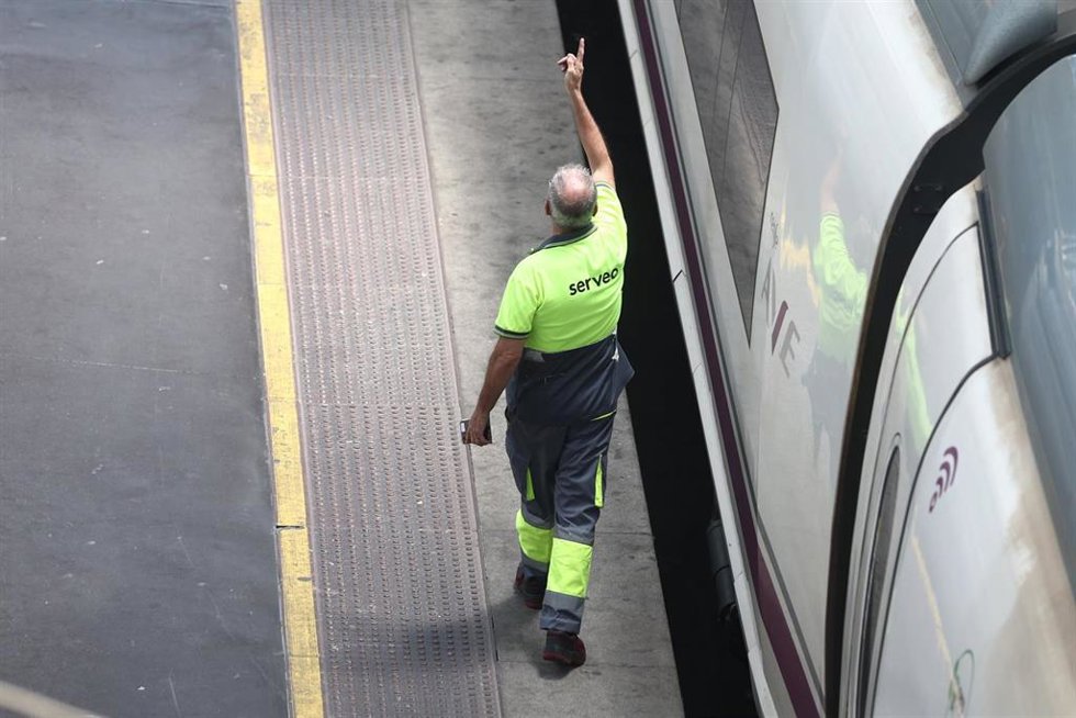 Pasajeros en un andén de la estación de trenes de Puerta de Atocha durante la huelga de 24 horas en el transporte ferroviario, a 29 de junio de 2026, en Madrid (España). 