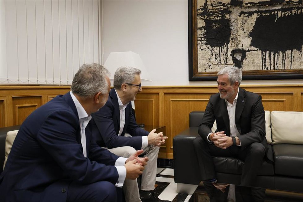 (I-D) El ministro de Política Territorial y Memoria Democrática, Ángel Víctor Torres;  el ministro de Hacienda, Arcadi España, y el presidente de Canarias, Fernando Clavijo,durante una reunión, en la sede de Presidencia del Gobierno de Canarias, a 27 de j