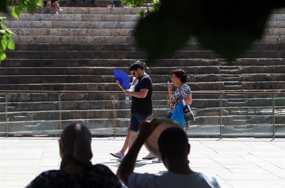 Archivo - Viandantes soportan las altas temperaturas por las calles de Málaga.
