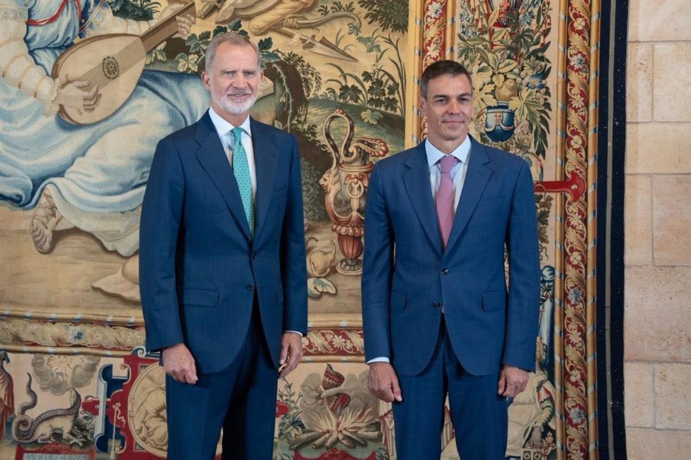 El Rey Felipe VI y el presidente del Gobierno, Pedro Sánchez, este miércoles antes de mantener el tradicional despacho de verano en el Palacio Real de la Almudaina de Palma.