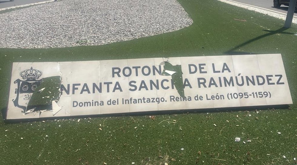 Placa identificativa de la rotonda de la Infanta Doña Sancha que ha sufrido daños en San Andrés del Rabanedo (León).
