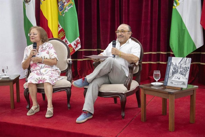 Cristina García Rodero y Kiki en un coloquio en Diputación.