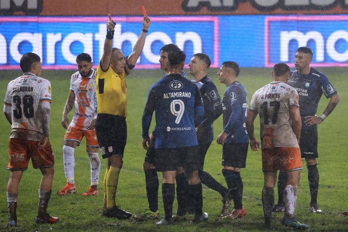 Futbol, Huachipato vs Cobresal Decimosexta fecha, campeonato Nacional 2026. El arbitro  Hector Jona es fotografiado durante el partido de primera division entre Huachipato vs Cobresal disputado en el estadio CAP de Talcahuano, Chile. 25/07/2026 Eduardo