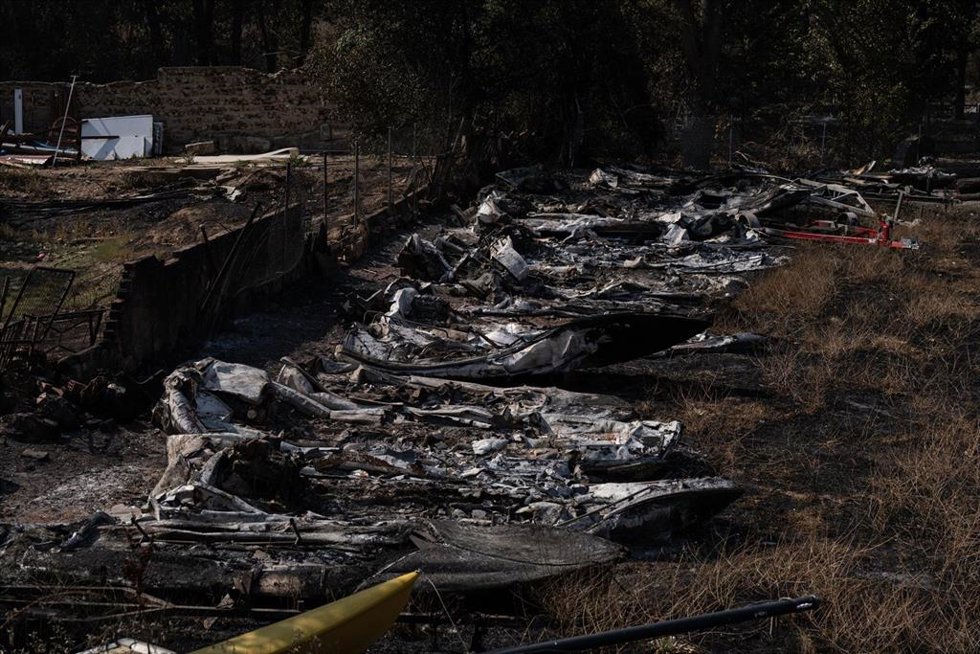 Embarcaciones calcinadas en los alrededores del Pantano de San Juan tras el paso del incendio forestal en la Sierra Oeste de Madrid, a 28 de julio de 2026, en Madrid (España). La intensa labor desarrollada durante la noche por el dispositivo de extinción 