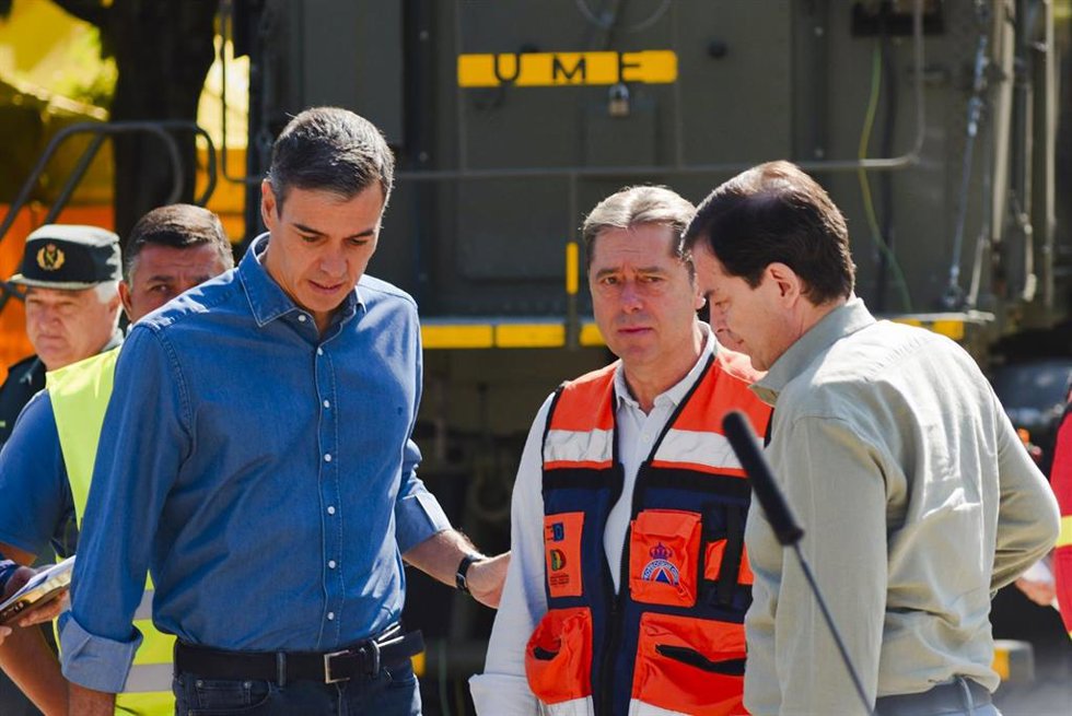 El presidente del Gobierno, Pedro Sánchez (i), el presidente de la Junta, Alfonso Fernández Mañueco (d) y el alcalde de Navaluenga, Armando García Cuenca (c), durante la visita al PMA el pasado domingo